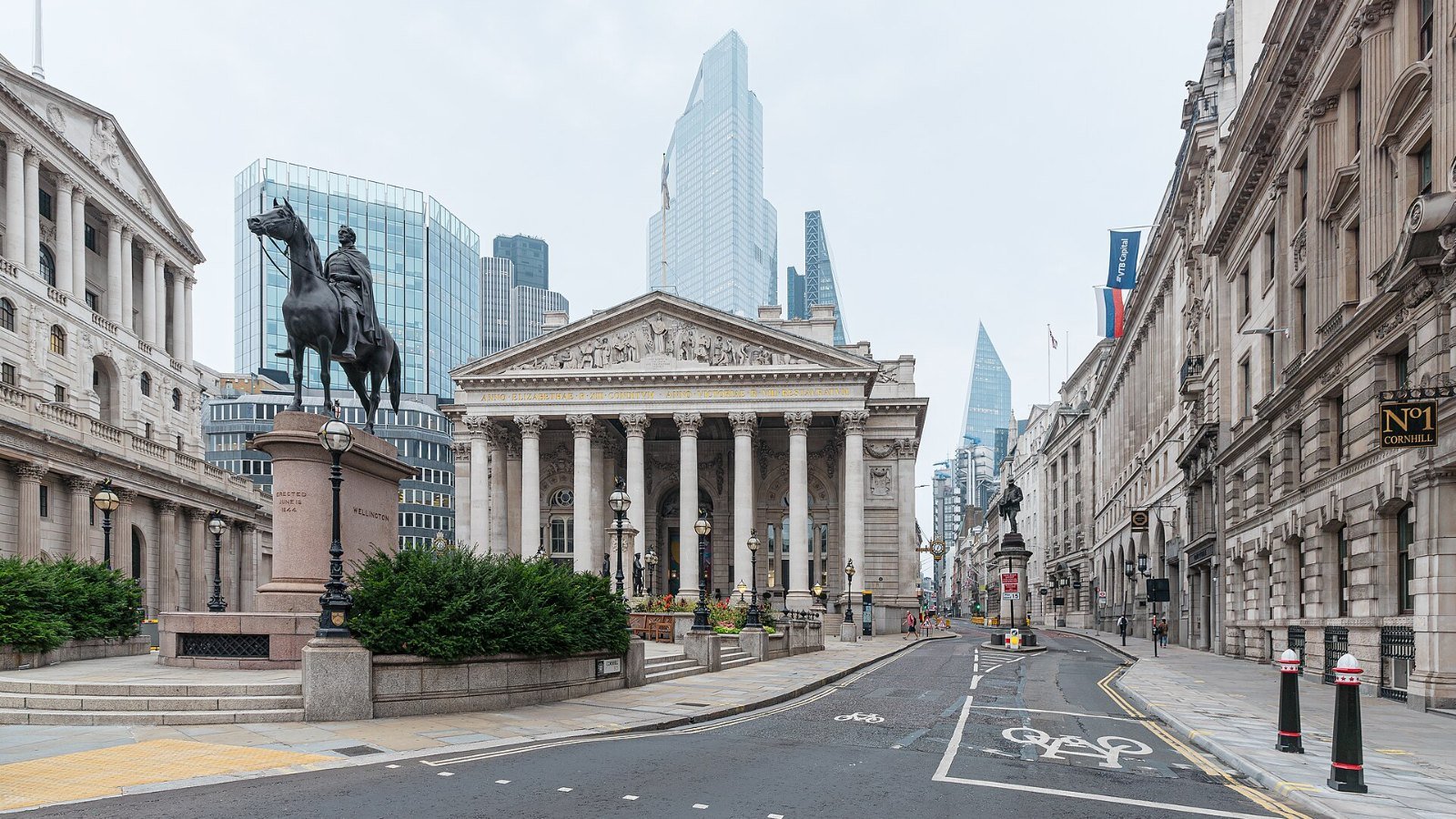 Share price screens tracking the London market